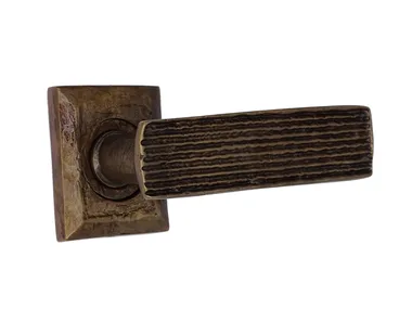 STRIEE J1 - Brass door handle on rose _ Fama International